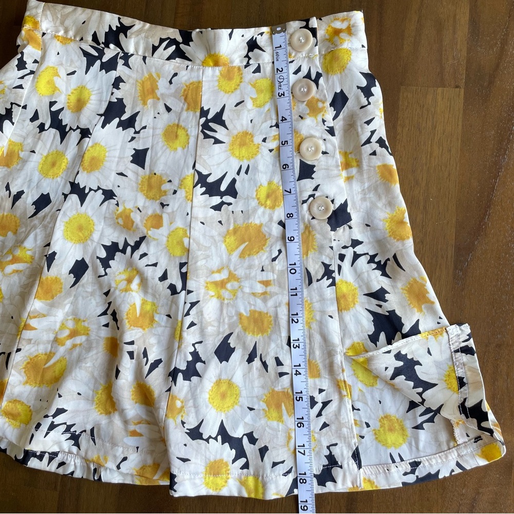 Zara A- Line Daisy Mini Skirt in Yellow and White | Medium - Picture 4 of 7